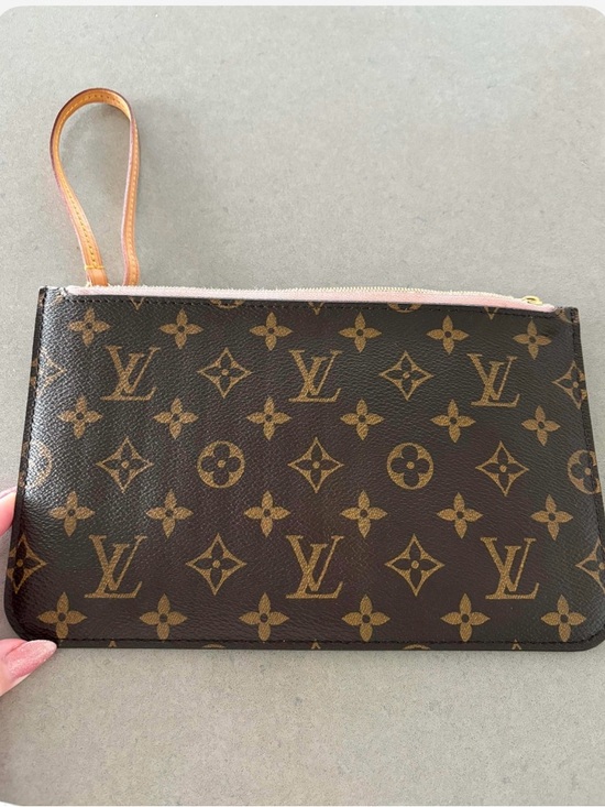 Louis Vuitton Handbags - LV Monogram pouch. Authenticated.